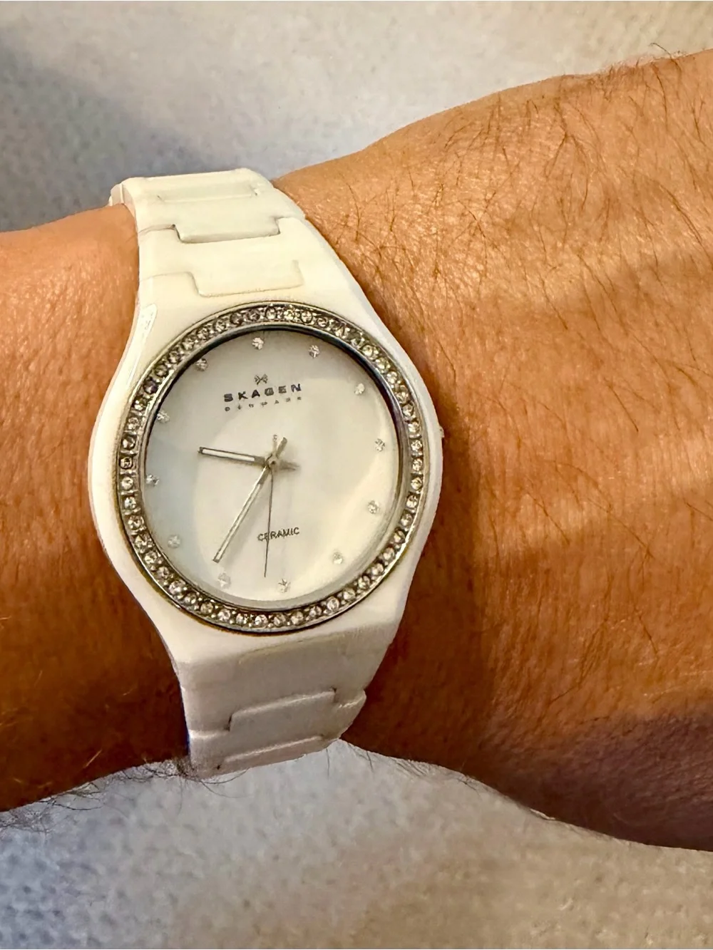 Working. Vintage Skagen White Ceramic Crystal-Accented unisex 8” Watch